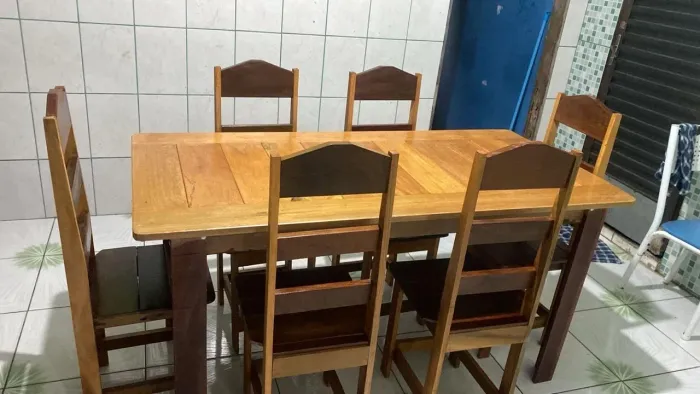 Mesa de jantar com 6 cadeiras em madeira