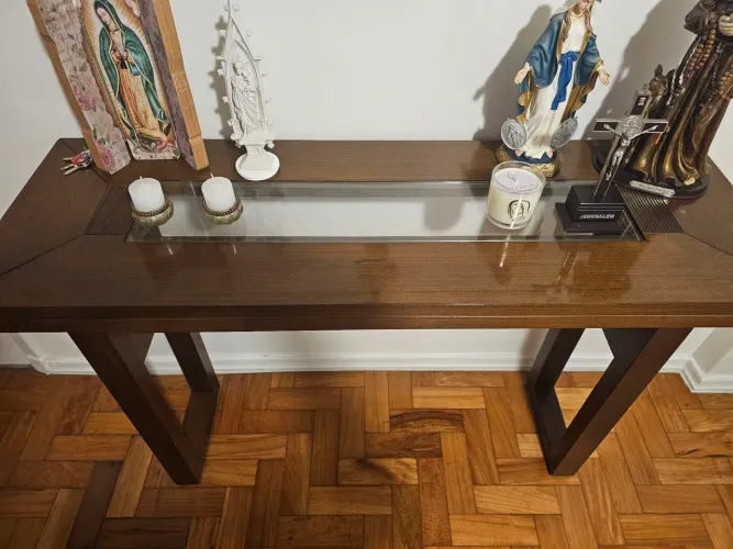 Mesa/Aparador de Madeira com Detalhe em Vidro