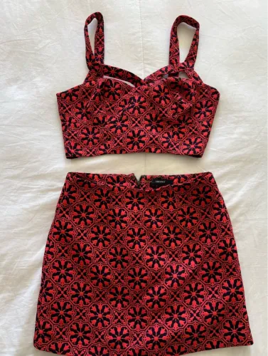 Conjunto Forever 21 Saia e Top Vermelho Estampado
