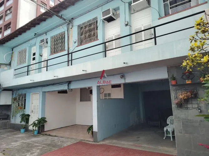 QTO MOBILIADO CHARMOSO NO CORAÇÃO DO BAIRRO!!