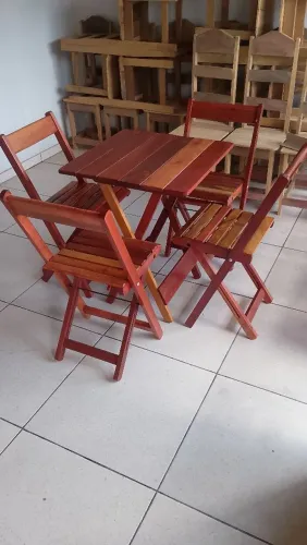 Conjunto de mesa e cadeiras de madeira dobrável