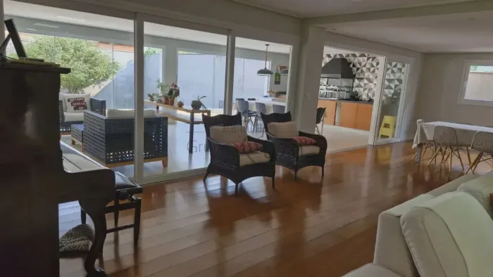 Casa em Condomínio - Parque dos Príncipes - 4 Dormitórios Suítes - 450m² - Estuda Permuta