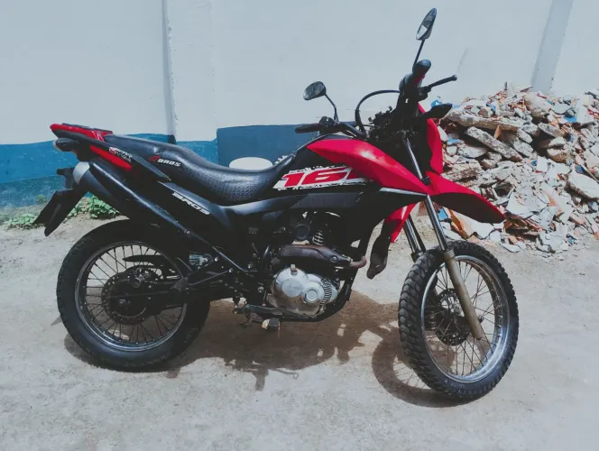 Vende-se uma moto de cor vermelha ano 2021quitada e selada