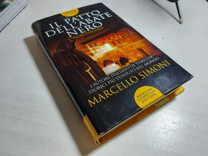 Livro il patto dell'abate nero, secretum saga, de marcelo simoni, em italiano, quase novo