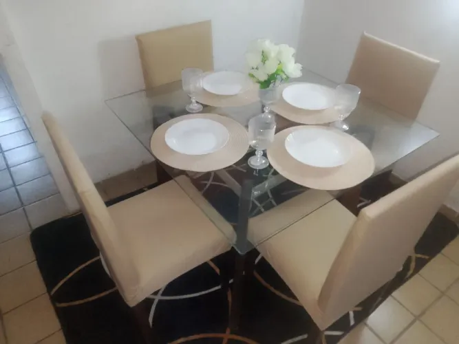 Mesa de jantar quatro cadeiras tampo de vidro