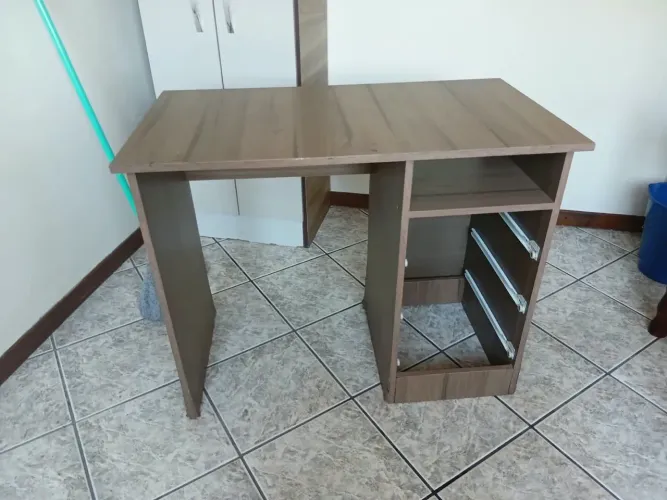 Vendo ou troco escrivaninha.