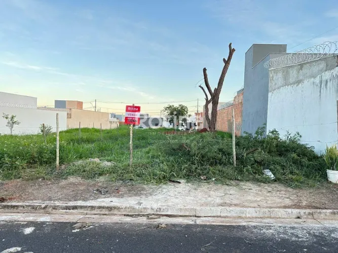 Ótimo terreno, plano, localização privilegiada no loteamento New Golden Ville.
