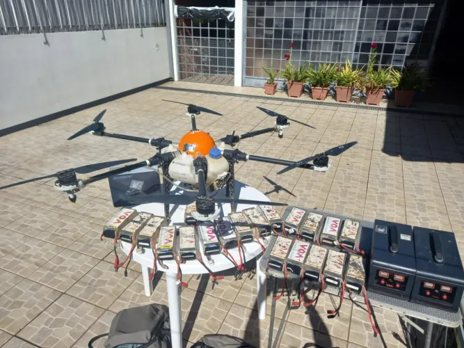 Drone marca VOA, modelo VOA-002, 23 baterias, 2 carregadores para 4 baterias, 1 gerador