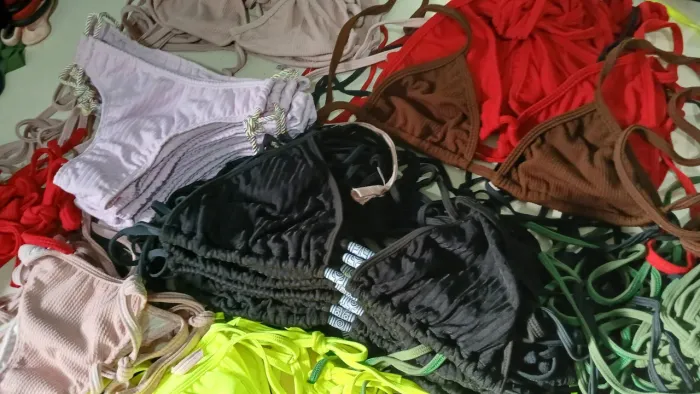 OORTUNIDADE! 215 peças de Biquínis + shortinhos