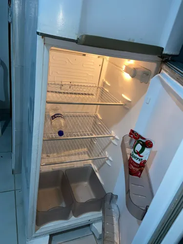 vendo geladeira boa com tudo funcionando por 400$