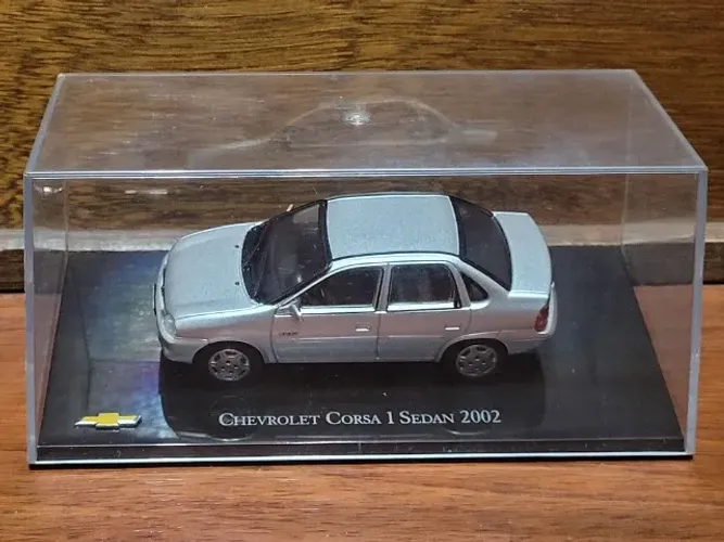 Chevrolet Corsa 1 Sedan 2002 - Coleção Chevrolet Collection - Carrinho Miniatura 1/43