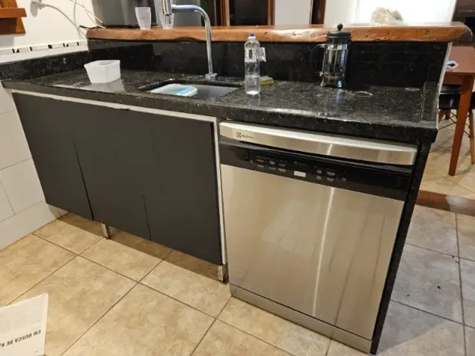 Lava-louças semi-nova Electrolux 14 serviços
