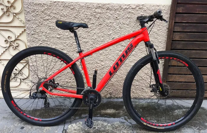 Bicicleta lotus vermelha aro 29