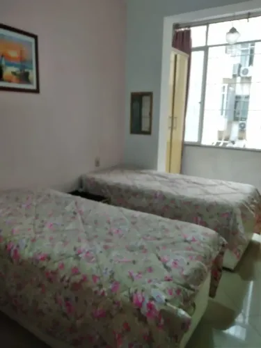 Copacabana alugo quarto suwit para três moças  que trabalhe durante o dia ou estudante