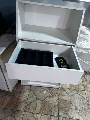 Cabide e balcão para loja 