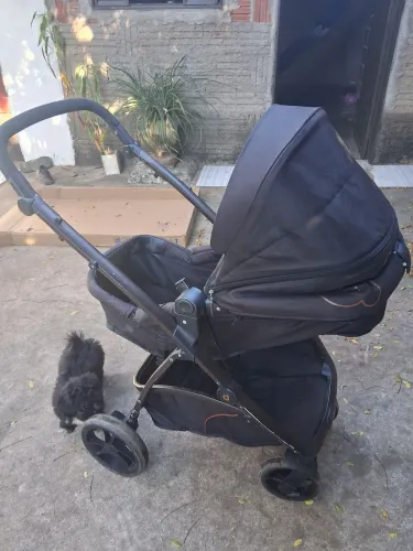 Vendo carrinho de bebê.
