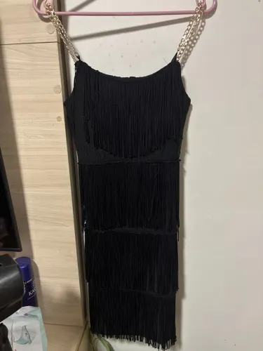 Vestido preto com franja