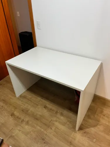 Escrivaninha de escritório/estudos.