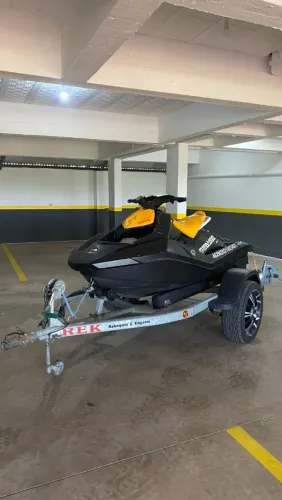 Vendo Jet-ski spark seadoo com 76 horas só água doce 2021 carreta 2021 também 