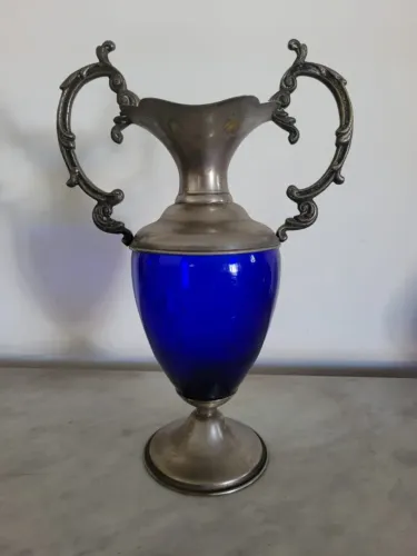 Vaso antigo em vidro azul com base e alças em prata
