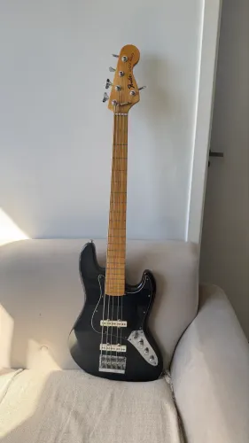 Baixo de luthier com logo fender