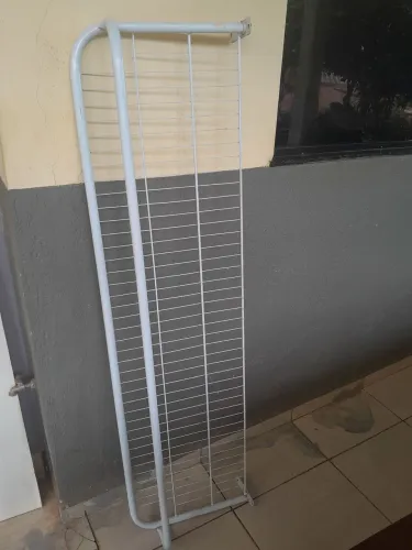 Arara metálica para exposição de roupas.