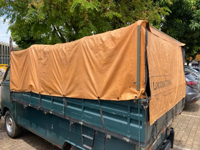 Vendo Carroceria de madeira para Kombi pick-up com corbetura de lona