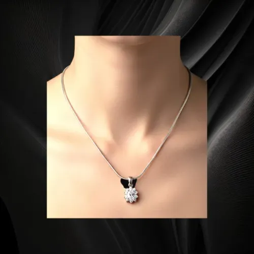 CORRENTE DE PRATA (RABO DE RATO) COM PINGENTE COM UMA PEDRA CENTRAL E STRASS