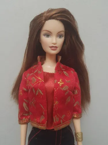 Boneca Barbie Fashion Fever Drew roupa preta dourada e vermelha