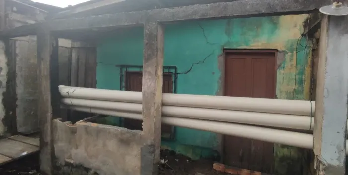 casa, estou vendendo só como terreno.