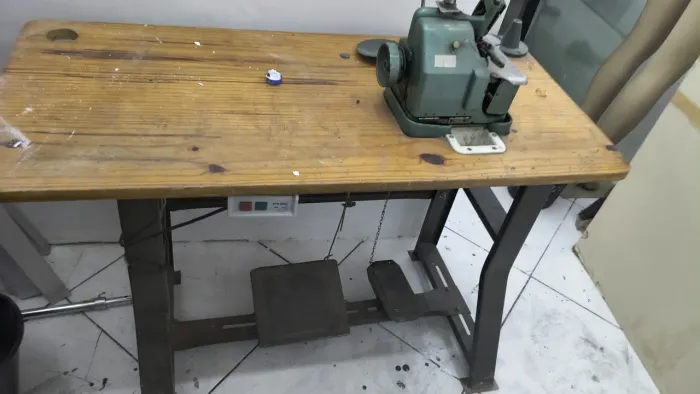 Máquina overloque 450,oo para desocupar lugar