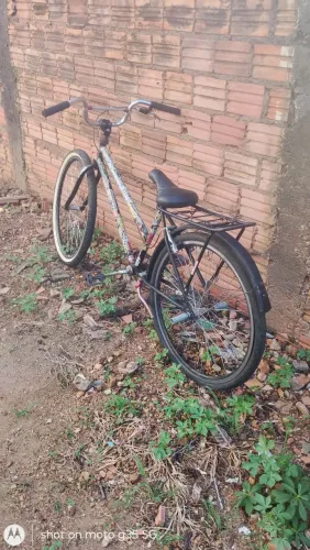 Venda-se bike está com o pneu furado mais esta em boas condições