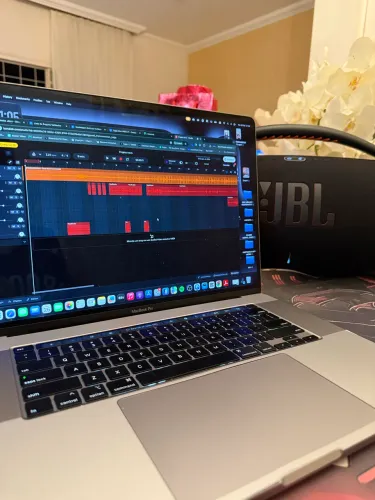 MacBook Pro 16" 2019 | Intel Core i7 | 16GB RAM | SSD 512GB