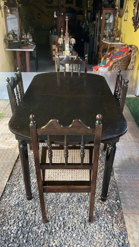 Mesa de quatro cadeira em perfeito estado 