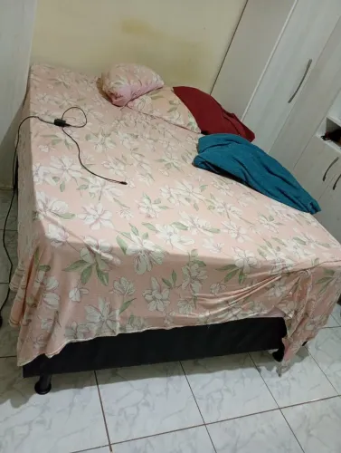 Vendo cama box de casal. Acompanha colchão