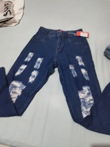 Calça jeans, cintura alta,com detalhes d rasgos, num 36,nova ,por apenas R$39
