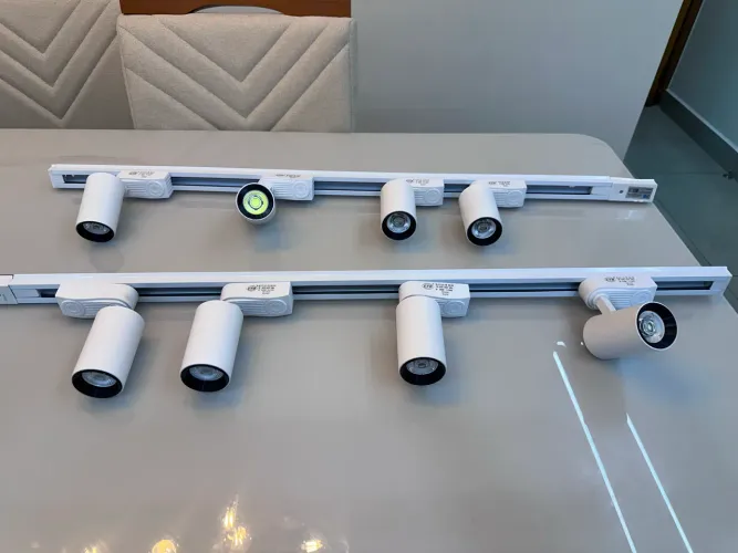 Trilho com Spot Bivolt - Luz Branca | Kit com 2 Trilhos + 8 Spots