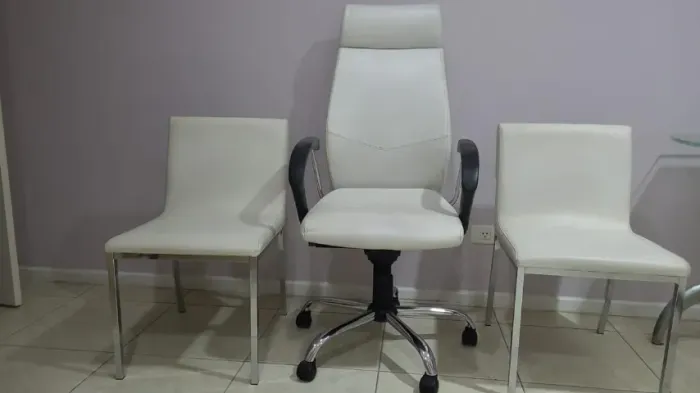 Kit Escritório/Consultório: Cadeira Presidente Giratória + 2 Cadeiras Fixas Brancas
