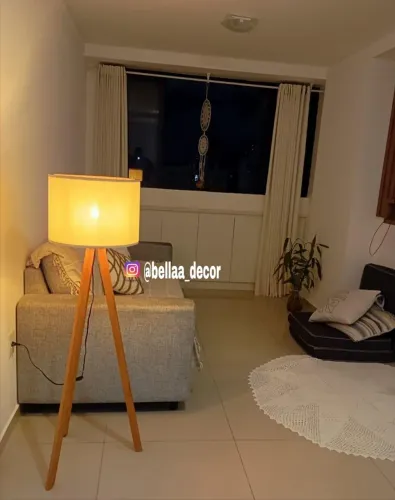 Luminária tripé  toda em madeira ?