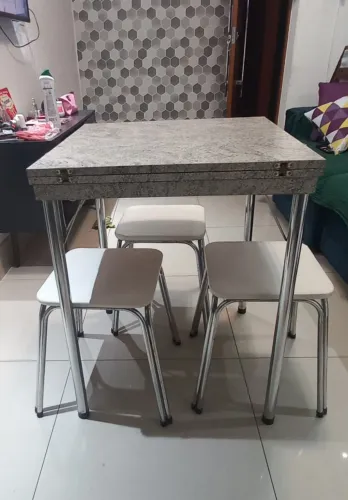 Mesa Retratil com 3 banquinhos 