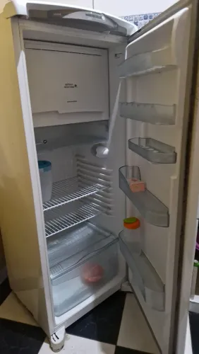 Vende-se geladeira em bom estado.