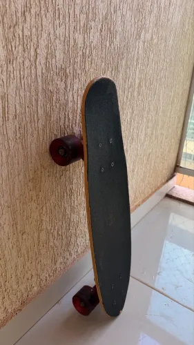 skate cruiser de madeira com lixa preta e rodas vermelhas