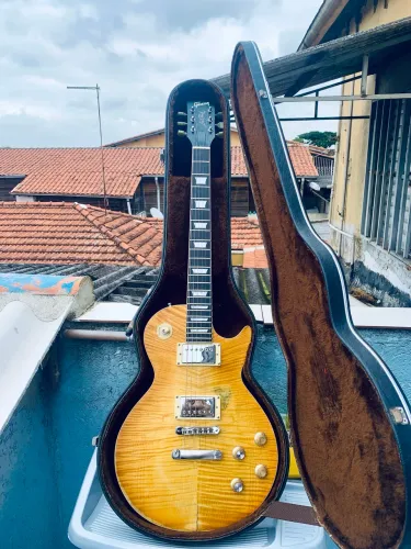Guitarra Elétrica Les Paul Flamed Top Ambar Relic de Fábrica com Case Rígido