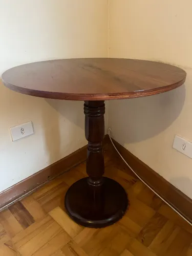 Mesa Pedestal Redonda em Madeira Maciça - Estilo Clássico