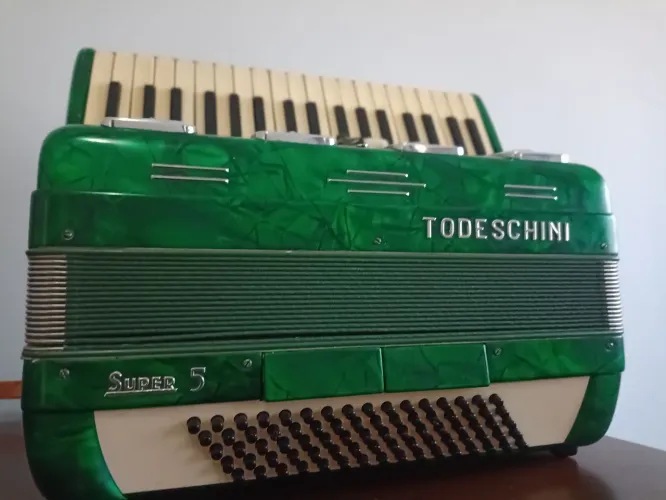 Acordeon Todeschini 80 baixos. 