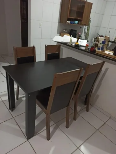 Conjunto Sala de Jantar Mesa Tampo de Madeira com 4 Cadeiras