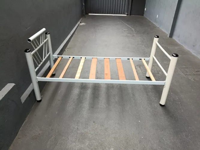 Cama de solteiro de ferro