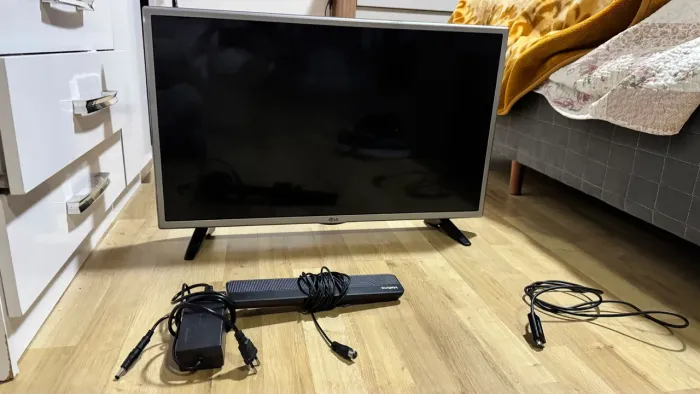 TV LG 32 polegadas modelo 32LW300C com cabos para repasse