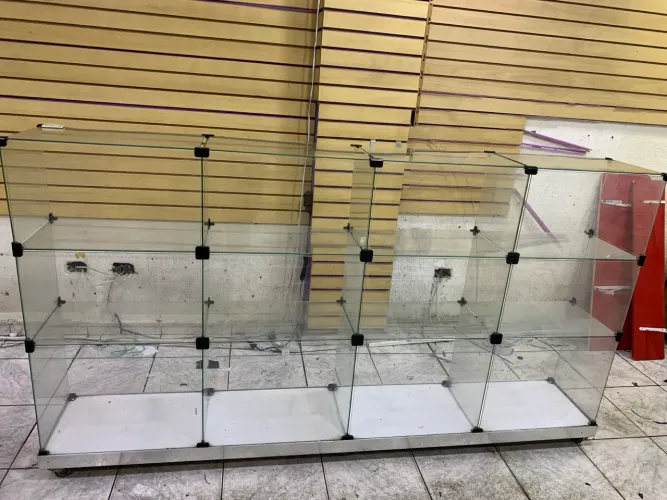 Balcão de vidro com rodinha