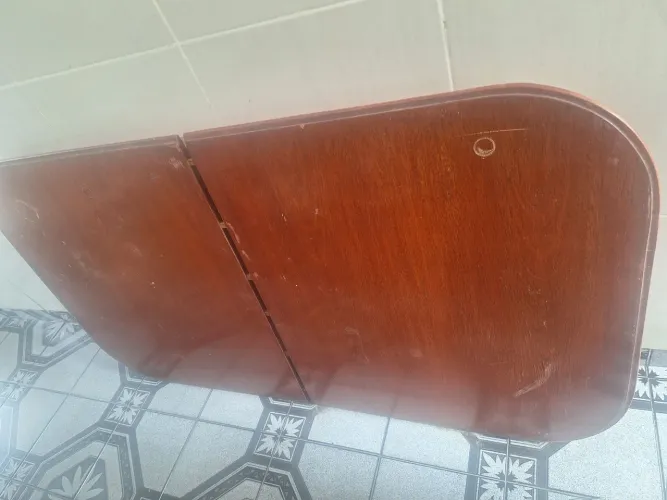 Mesa de madeira antiga oval